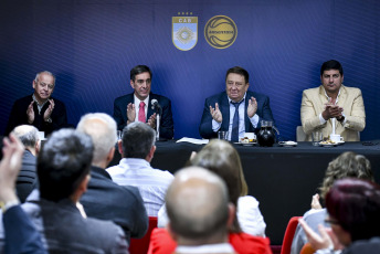 Buenos Aires, Argentina.- En las fotos tomadas el 12 de octubre del 2023, Sergio Gatti (2do izquierda) fue elegido como nuevo presidente de la Confederación Argentina de Básquet durante un acto que se llevó a cabo en la sede de CAB en la Ciudad de Buenos Aires. Tras celebrarse la Asamblea General Ordinaria, quedó oficializada la conducción electa de Gatti para el período 2023-2027 al frente de la Confederación Argentina de Básquet.