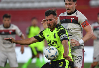 Buenos Aires, Argentina.- In the photos taken on October 9, 2023, during the match between Colón de Santa Fe and Baracas Central at the Claudio Tapia Stadium. Barracas Central defeated Colón, 2-1. Tomás Galván put “Sabalero” ahead, while “Guapo” turned it around with goals from Alexis Domínguez and Carlos Arce.