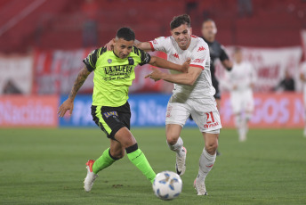 Buenos Aires, Argentina.- In the photos taken on October 30, 2023, during the match between Huracán and Barracas Central for the eleventh date of Zone A of the Professional Football League (LPF) Cup at the Tomás Adolfo Stadium Duco. Huracán and Barracas C. failed to open the scoring and the match ended in a 0-0 draw.