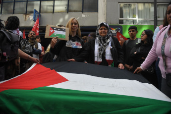 Buenos Aires, Argentina.- En las fotos tomadas el 19 de octubre del 2023, argentinos marcharon frente a la Embajada de Palestina en Buenos Aires, para "repudiar" la contraofensiva israelí en la Franja de Gaza tras los ataques múltiples perpetrados el 7 de octubre por la organización islamita Hamas, y pedirán la "intervención de la comunidad internacional" frente a lo que consideran un "genocidio sobre el pueblo palestino".