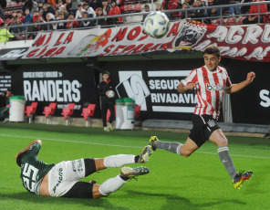 La Plata, Argentina.- In the photos taken on October 23, 2023, during the match between Estudiantes de La Plata and Sarmiento de Junín at the start of the tenth day of Zone B of the League Cup at the Jorge Stadium Luis Hirschi. Estudiantes beat Sarmiento de Junín 2-1 at home and achieved their second victory in the tournament, while the visiting team left important points along the way in their fight to remain in the First Division.