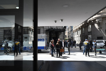 Buenos Aires, Argentina.- En las fotos tomadas el 13 de octubre del 2023, la Dirección General de Aduana, la Administración Federal de Ingresos Públicos (AFIP), Policía Federal (PFA), y otras fuerzas de seguridad continúan realizando un conjunto de operativos para detectar operaciones ilegales realizadas con divisas de denominación extranjera. En un clima marcado por los operativos, el dólar libre bajó a $980 y la Bolsa alcanzó un nuevo récord. El billete cayó 30 pesos para la venta. El BCRA vendió USD 120 millones en el mercado y las reservas cayeron en más de USD 500 millones. El S&P Merval mejoró 6,1%, a 760.673 puntos.