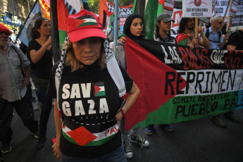 Buenos Aires, Argentina.- In the photos taken on October 9, 2023, social organizations participate in massive demonstrations in support of the populations on both sides of the conflict. In response to the violence unleashed by the war, there are many demonstrations around the world in support, on the one hand, of Palestinians, and, on the other, of Jews and Israelis. The Palestinian militant group Hamas launched a deadly attack against Israel, which has declared war on Gaza, sparking fears of an escalation of the conflict in the Middle East.