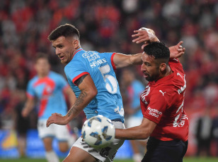 Buenos Aires, Argentina.- En las fotos tomadas el 29 de octubre del 2023, durante el encuentro entre Independiente y Arsenal en la undécima fecha de la zona A de la Copa de la Liga Profesional de Fútbol (LPF) en el Estadio Libertadores de América. Independiente no pudo doblegar al descendido Arsenal de Sarandí y terminó igualando sin goles en Avellaneda.