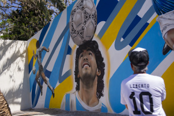 Buenos Aires, Argentina.- En las fotos tomadas el 11 de octubre del 2023, muestra "Maradona como el D10S que cuida su templo", el nuevo homenaje a Diego en su vieja casa de Devoto. La obra, fue presentada por sus autores intelectuales y ejecutores, la directora de arte Mariana Bianchini, y al muralista Gastón Liberto, haciendo un nuevo homenaje al máximo ídolo futbolero de la Argentina.