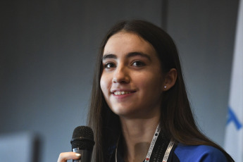 Buenos Aires, Argentina.- En las fotos tomadas el 3 de octubre del 2023, la bonaerense Candela Belén Francisco Guecamburu, de 17 años, llegó a Argentina con la medalla de Campeona Mundial Juvenil de Ajedrez. La joven ajedrecista, conquistó el Campeonato Mundial Juvenil de ajedrez en México, que contó con la participación de 85 jugadoras de 42 países.