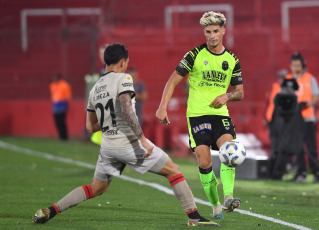 Buenos Aires, Argentina.- In the photos taken on October 9, 2023, during the match between Colón de Santa Fe and Baracas Central at the Claudio Tapia Stadium. Barracas Central defeated Colón, 2-1. Tomás Galván put “Sabalero” ahead, while “Guapo” turned it around with goals from Alexis Domínguez and Carlos Arce.