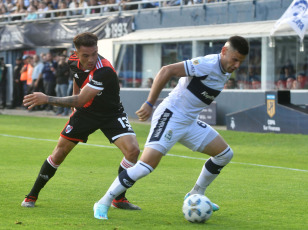 La Plata, Argentina.- En las fotos tomadas el 29 de octubre del 2023, durante el partido entre River Plate y Gimnasia en un encuentro correspondiente a la fecha 11 de la Copa de la Liga. El conjunto que dirige Martín Demichelis se impuso 2-1 como visitante ante los de Leonardo Madelón. River dio vuelta el marcador en el Bosque gracias a los goles de Paulo Díaz y Salomón Rondón, ambos en el segundo tiempo