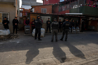 Buenos Aires, Argentina.- En las fotos tomadas el 4 de octubre del 2023, vecinos reclamaron justicia frente a la casa de uno de los sospechosos de la muerte de un barrendero que había resultado baleado el 21 de septiembre pasado al quedar en medio de un presunto enfrentamiento entre dos grupos rivales, en el barrio porteño Zavaleta de Barracas. Por el caso hay tres detenidos, uno de ellos es quien apretó el gatillo.