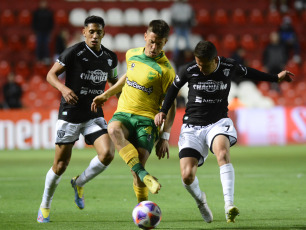 Santa Fe, Argentina.- En las fotos tomadas el 11 de octubre del 2023, durante el partido entre Defensa y Justicia y Chaco For Ever en un partido válido por los cuartos de final de la Copa Argentina en el Estadio 15 de Abril. Defensa y Justicia empató 1-1 con Chaco For Ever y después se impuso 7-6 en la definición por penales. Su rival en semifinales será San Lorenzo, que le ganó con polémica a San Martín de San Juan.