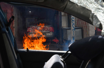 Buenos Aires, Argentina.- En las fotos tomadas el 4 de octubre del 2023, vecinos reclamaron justicia frente a la casa de uno de los sospechosos de la muerte de un barrendero que había resultado baleado el 21 de septiembre pasado al quedar en medio de un presunto enfrentamiento entre dos grupos rivales, en el barrio porteño Zavaleta de Barracas. Por el caso hay tres detenidos, uno de ellos es quien apretó el gatillo.