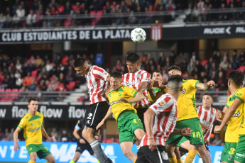 La Plata, Argentina.- En las fotos tomadas el 5 de noviembre del 2023, Estudiantes de La Plata enfrentó a Defensa y Justicia en la continuidad de la fecha 12 de la Zona B en la Copa de la Liga Profesional en el Estadio Jorge Luis Hirschi. Estudiantes de La Plata venció 2-1 a Defensa y Justicia Gracias a los tantos de Franco Zapiola y Fernando Zuqui (descontó Tomás Cardona de penal), el cuadro platense sumó tres puntos para la lucha para ingresar a la Libertadores.