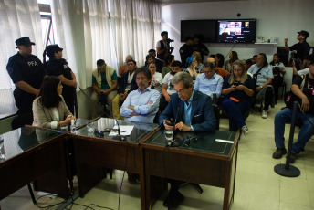 Rio Negro, Argentina.- En las fotos tomadas el 29 de noviembre del 2023, las personas esperan por el veredicto del Tribunal Oral Federal (TOF) de General Roca, en el juicio por el asesinato del joven mapuche Rafael Nahuel cometido el 25 de noviembre de 2017, durante un operativo del Grupo Albatros en un predio en disputa entre la comunidad mapuche Lafken Winkul Mapu y la Dirección de Parques Nacionales en Villa Mascardi, Bariloche.