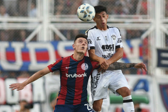 Buenos Aires, Argentina.- In the photos taken on November 27, 2023, during the match between San Lorenzo and Central Córdoba at the Nuevo Gasómetro Stadium. San Lorenzo managed to beat Central Córdoba 2-0 thanks to Jalil Elías' goal and Gastón Hernández's header and, thanks to Estudiantes de La Plata's draw against Lanús, finally ensuring their return to CONMEBOL Libertadores 2024.