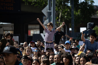 Buenos Aires, Argentina.- In the photos taken on November 12, 2023, people participate in the Crazy Car Race in Buenos Aires. The event included 30 vehicles that competed in the descent of Carlos Pellegrini and Avenida del Libertador, in the Retiro neighborhood of Buenos Aires, before more than 30,000 spectators who were motorsport fans.