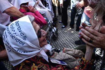 Buenos Aires, Argentina.- In the photos taken on November 23, 2023, hundreds of activists accompanied the traditional round of the Mothers of Plaza de Mayo, the organization that claims for those missing from the dictatorship in Argentina (1976-83) and that denounces the "denialism" of the future government of Javier Milei. With their characteristic white scarves on their heads, the Mothers also remembered their former president, Hebe de Bonafini, who died a year ago.