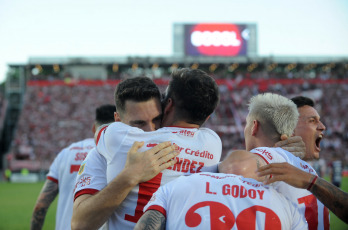 La Plata, Argentina.- In the photos taken on November 27, 2023, during the match between Estudiantes and Lanús on the last date of Zone B of the Professional League Cup at the Jorge Luis Hirschi stadium. Estudiantes tied 1-1 with Lanús. Both finished in Copa Sudamericana positions and León will be able to reach the Libertadores only if they win the Argentine Cup.