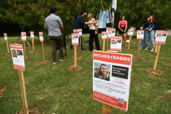 Tucumán, Argentina.- En las fotos tomadas el 14 de noviembre del 2023, doscientas cuarenta estacas con los retratos, nombre y apellido de los secuestrados por Hamas fueron colocadas en la rotonda de Horco Molle, en la ciudad de Yerba Buena. Con la firma de 58.000 personas, las organizaciones de la comunidad judía de Argentina, la séptima del mundo, pidieron a Fernández que busque la mediación de la ONU y la Cruz Roja, mientras el Gobierno argentino contacta a Egipto, Qatar y la Autoridad Nacional Palestina.