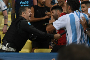 Rio de Janeiro, Brazil.- In the photos taken on November 21, 2023, Albiceleste supporters were repressed by the military police in the stands of the Maracaná stadium in Rio de Janeiro. Faced with the repression by the uniformed men, the players led by Lionel Scaloni came to defend the fans who were being punished by gendarmes. Faced with this, Lionel Messi led the Argentina team by leaving the field of play towards the locker room, which caused the World Cup qualifying match to begin with a 27-minute delay.