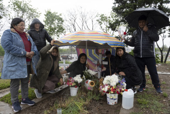 Buenos Aires, Argentina.- In the photos taken on November 2, 2023, families celebrated the Day of the Dead in the rain at the Flores cemetery in Buenos Aires, Argentina. Between calacas, altars and tours, Argentines participated in the celebration of the Day of the Dead with an offer of murals, videos and altars consecrated to the memory of their family and friends.