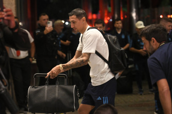 Río de Janeiro, Brasil.- En las fotos tomadas el 20 de noviembre del 2023, el equipo argentino fue recibido en Río de Janeiro por los hinchas y se prepara para el clásico por las Eliminatorias, en el Maracaná. El equipo campeón del mundo, se enfrentará a Brasil por la quinta fecha de las Eliminatorias para el Mundial 2026 que se llevará a cabo en Canadá, Estados Unidos y México.