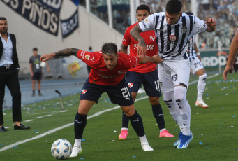 Córdoba, Argentina.- In the photos taken on November 26, 2023, during the match between Talleres and Independiente at the Mario Alberto Kempes Stadium. Independiente beat Córdoba 3-2, which allowed them to qualify for the quarterfinals of the League Cup as the leader of Zone A.