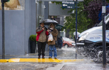 Neuquén, Argentina.- En las fotos tomadas el 2 de noviembre del 2023, muestra las calles de la ciudad de Neuquén en medio de las constantes lluvias. El Servicio Meteorológico Nacional, emitió una alerta de nivel rojo para una porción de la provincia de Misiones por probables lluvias y tormentas muy intensas. Desde la jornada del miércoles se vienen registrando lluvias y tormentas de variada intensidad sobre gran parte del país, especialmente en la franja central y gran parte del Litoral y noreste argentino.