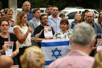 Tucumán, Argentina.- En las fotos tomadas el 14 de noviembre del 2023, doscientas cuarenta estacas con los retratos, nombre y apellido de los secuestrados por Hamas fueron colocadas en la rotonda de Horco Molle, en la ciudad de Yerba Buena. Con la firma de 58.000 personas, las organizaciones de la comunidad judía de Argentina, la séptima del mundo, pidieron a Fernández que busque la mediación de la ONU y la Cruz Roja, mientras el Gobierno argentino contacta a Egipto, Qatar y la Autoridad Nacional Palestina.