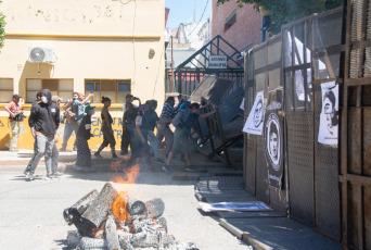 Rio Negro, Argentina.- In the photos taken on November 29, 2023, people wait for the verdict of the Federal Oral Court (TOF) of General Roca, in the trial for the murder of the young Mapuche Rafael Nahuel committed on November 25 2017, during an operation by the Albatros Group on a property in dispute between the Lafken Winkul Mapu Mapuche community and the National Parks Directorate in Villa Mascardi, Bariloche.