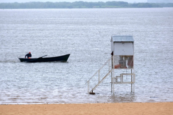 Corrientes, Argentina.- En las fotos tomadas el 3 de noviembre del 2023, muestra las zonas afectadas por la creciente de los ríos Paraná y Uruguay, lo que provocó que más de 600 personas sean evacuadas en Corrientes y se espera que el operativo continúe en las próximas horas. Según el Comando de Operaciones de Emergencia (COE) hay 624 personas evacuadas.