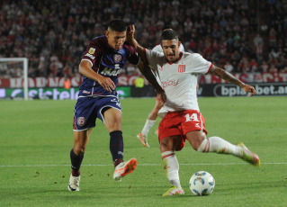 La Plata, Argentina.- In the photos taken on November 27, 2023, during the match between Estudiantes and Lanús on the last date of Zone B of the Professional League Cup at the Jorge Luis Hirschi stadium. Estudiantes tied 1-1 with Lanús. Both finished in Copa Sudamericana positions and León will be able to reach the Libertadores only if they win the Argentine Cup.