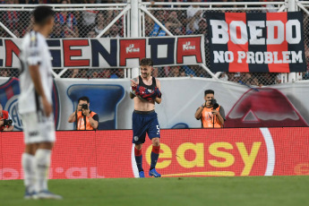 Buenos Aires, Argentina.- In the photos taken on November 27, 2023, during the match between San Lorenzo and Central Córdoba at the Nuevo Gasómetro Stadium. San Lorenzo managed to beat Central Córdoba 2-0 thanks to Jalil Elías' goal and Gastón Hernández's header and, thanks to Estudiantes de La Plata's draw against Lanús, finally ensuring their return to CONMEBOL Libertadores 2024.