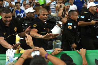 Río de Janeiro, Brasil.- En las fotos tomadas el 21 de noviembre del 2023, simpatizantes de la Albiceleste fueron reprimidos por la policía militar en la tribuna del estadio Maracaná en Río de Janeiro. Ante la represión por parte de los uniformados, los jugadores dirigidos por Lionel Scaloni se acercaron a defender a los hinchas que estaban siendo castigados por gendarmes. Frente a esto, Lionel Messi lideró a la selección de Argentina al retirarse del campo de juego rumbo al vestuario, lo que provocó que el partido por las eliminatorias de la Copa Mundial comenzara con un retraso de 27 minutos.