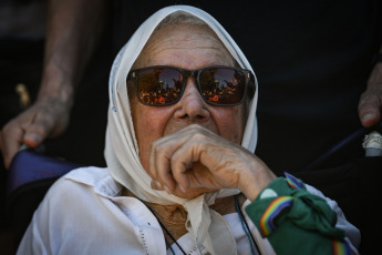 Buenos Aires, Argentina.- En las fotos tomadas el 23 de noviembre del 2023, cientos de activistas acompañaron la tradicional ronda de las Madres de Plaza de Mayo, la organización que reclama por los desaparecidos de la dictadura en Argentina (1976-83) y que denuncia el "negacionismo" del futuro gobierno de Javier Milei. Con sus característicos pañuelos blancos en la cabeza, las Madres recordaron también a la que fue su presidenta, Hebe de Bonafini, fallecida hace un año.