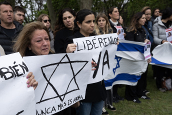 Buenos Aires, Argentina.- En las fotos tomadas el 1 de noviembre del 2023, mujeres se congregaron en Buenos Aires en un encuentro para reclamar la liberación de los más de 30 niños y niñas que el movimiento radical islámico Hamas mantiene como rehenes en la Franja de Gaza tras el ataque perpetrado en territorio de Israel, el sábado 7 de octubre.