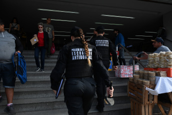 Buenos Aires, Argentina.- En las fotos tomadas el 8 de noviembre del 2023, los servicios de las líneas de ferrocarriles Roca y Sarmiento funcionan con demoras y cancelaciones debido a que se recibieron amenazas de bomba, una de ellas en la terminal de Once, informó la empresa Trenes Argentinos. La Policía de la Ciudad informó que pasadas las 7 ingresaron dos llamados telefónicos provenientes del mismo número donde advertían sobre un presunto artefacto explosivo en la estación de Once.