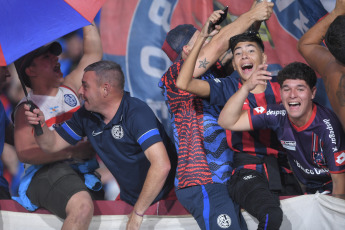 Buenos Aires, Argentina.- En las fotos tomadas el 23 de noviembre del 2023, durante el partido entre Defensa y Justicia y San Lorenzo en el estadio La Fortaleza, de Lanús en semifinales de la Copa Argentina. Defensa y Justicia venció 1-0 a San Lorenzo por lo que definirá el título y un cupo a la CONMEBOL Libertadores de 2024 con Estudiantes de La Plata, que eliminó a Boca Juniors. La final sería el miércoles 13 de diciembre.