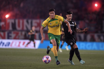 Buenos Aires, Argentina.- In the photos taken on November 23, 2023, during the match between Defensa y Justicia and San Lorenzo at the La Fortaleza stadium in Lanús in the semifinals of the Argentine Cup. Defensa y Justicia defeated San Lorenzo 1-0, which will define the title and a place in the CONMEBOL Libertadores in 2024 with Estudiantes de La Plata, who eliminated Boca Juniors. The final would be on Wednesday, December 13.