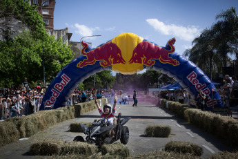 Buenos Aires, Argentina.- En las fotos tomadas el 12 de noviembre del 2023, las personas participan de la Carrera de Autos Locos en Buenos Aires. En evento, contó con 30 vehículos que compitieron en la bajada de Carlos Pellegrini y avenida del Libertador, en el porteño barrio de Retiro, ante más de 30.000 espectadores fanáticos del automovilismo.