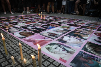 Buenos Aires, Argentina.- En las fotos tomadas el 20 de noviembre del 2023, durante la marcha del colectivo travesti-trans desde Plaza de Mayo hasta el Congreso, donde se exhibieron distintas pancartas, con los pedidos justicia y denuncias de pérdidas de vida de distintos referentes del colectivo. La actividad, se reedita para esta fecha desde 2020, y en esta edición tuvo como reclamo "el pedido de justicia por el travesticidio de Zoe López García", referente del Hotel Gondolín, asesinada por su pareja el pasado 11 de noviembre.