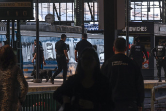 Buenos Aires, Argentina.- In the photos taken on November 9, 2023, the Sarmiento, Roca, Urquiza and Belgrano Sur train lines normalize their services after delays and cancellations due to false bomb threats at the stations Once, Constitución, Lemos and Sáenz, reported the company Trenes Argentinos y Metrovías. Threats also came against the Casa Rosada and two Buenos Aires schools. For the government, these were false threats that seek to "generate fear in the run-up to the runoff," said the Minister of Transportation, Diego Giuliano.