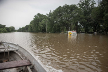 Chaco, Argentina.- En las fotos tomadas el 10 de noviembre del 2023, la crecida en el Río Paraná, afecta las zonas ribereñas de la provincia. Las crecidas en los ríos y las inundaciones de los últimos días son un producto del fenómeno natural El Niño. “Lo principal en cuanto a las inundaciones tienen que ver con el exceso de lluvias, que está claramente asociado a El Niño en el noreste argentino y sur de Brasil,” afirmó Alpio Costa, meteorólogo e investigador en el Instituto Antártico Argentino.