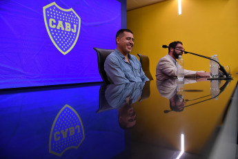 Buenos Aires, Argentina.- In the photos taken on November 28, 2023, during the press conference of the candidate for president of Boca, Juan Román Riquelme, who stated, "I feel lucky to be in this place," but that "I hope this man (pointing to Macri without naming him) lets the fans vote on Sunday." Meanwhile, outside the stadium, more than five thousand fans celebrated a rally in support of Riquelme as a presidential candidate against the Andrés Ibarra-Mauricio Macri opposition ticket.