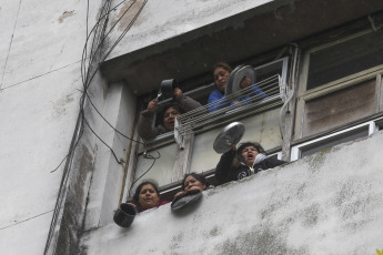 Buenos Aires, Argentina.- En las fotos tomadas el 31 de octubre del 2023, unas 600 personas resistían al intento de desalojo en Casa Santa Cruz, en el barrio porteño de Parque Patricios, donde viven 350 adultos y más de 100 niños, en medio de un megaoperativo de la Policía de la Ciudad. Las más de 100 familias llegaron a un acuerdo para postergar el desalojo ordenado por la Justicia y que se abra una mesa de trabajo durante un período máximos de seis meses, cuyo objetivo es encontrar una solución habitacional definitiva.