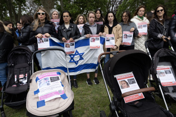 Buenos Aires, Argentina.- En las fotos tomadas el 1 de noviembre del 2023, mujeres se congregaron en Buenos Aires en un encuentro para reclamar la liberación de los más de 30 niños y niñas que el movimiento radical islámico Hamas mantiene como rehenes en la Franja de Gaza tras el ataque perpetrado en territorio de Israel, el sábado 7 de octubre.