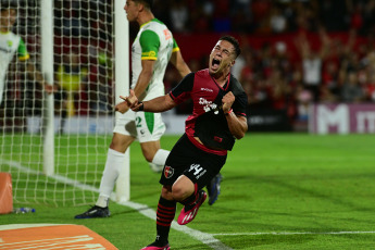 Rosario, Argentina.- In the photos taken on November 27, 2023, during the match between Newell's and Defensa y Justicia at the Marcelo Bielsa stadium in Parque de la Independencia. Newell's beat Defensa y Justicia 3-0 at the close of Gabriel Heinze's technical cycle. A double from Francisco González and a goal from Gustavo Velázquez were the goals for La Lepra.