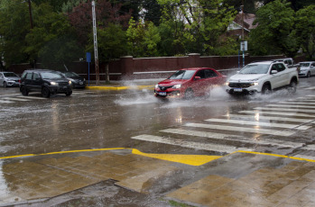 Neuquén, Argentina.- En las fotos tomadas el 2 de noviembre del 2023, muestra las calles de la ciudad de Neuquén en medio de las constantes lluvias. El Servicio Meteorológico Nacional, emitió una alerta de nivel rojo para una porción de la provincia de Misiones por probables lluvias y tormentas muy intensas. Desde la jornada del miércoles se vienen registrando lluvias y tormentas de variada intensidad sobre gran parte del país, especialmente en la franja central y gran parte del Litoral y noreste argentino.