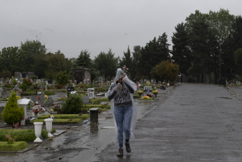 Buenos Aires, Argentina.- In the photos taken on November 2, 2023, families celebrated the Day of the Dead in the rain at the Flores cemetery in Buenos Aires, Argentina. Between calacas, altars and tours, Argentines participated in the celebration of the Day of the Dead with an offer of murals, videos and altars consecrated to the memory of their family and friends.