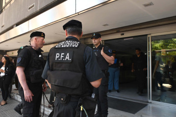 Buenos Aires, Argentina.- En las fotos tomadas el 24 de noviembre del 2023, el Ministerio de Mujeres, Géneros y Diversidad de la Nación recibió dos amenazas de bomba por teléfono en el edificio del barrio porteño de Monserrat por lo que intervienen la Policía Federal y la Brigada de Explosivos, mientras el personal fue evacuado, informaron fuentes policiales y oficiales.