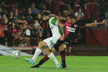 Rosario, Argentina.- In the photos taken on November 27, 2023, during the match between Newell's and Defensa y Justicia at the Marcelo Bielsa stadium in Parque de la Independencia. Newell's beat Defensa y Justicia 3-0 at the close of Gabriel Heinze's technical cycle. A double from Francisco González and a goal from Gustavo Velázquez were the goals for La Lepra.